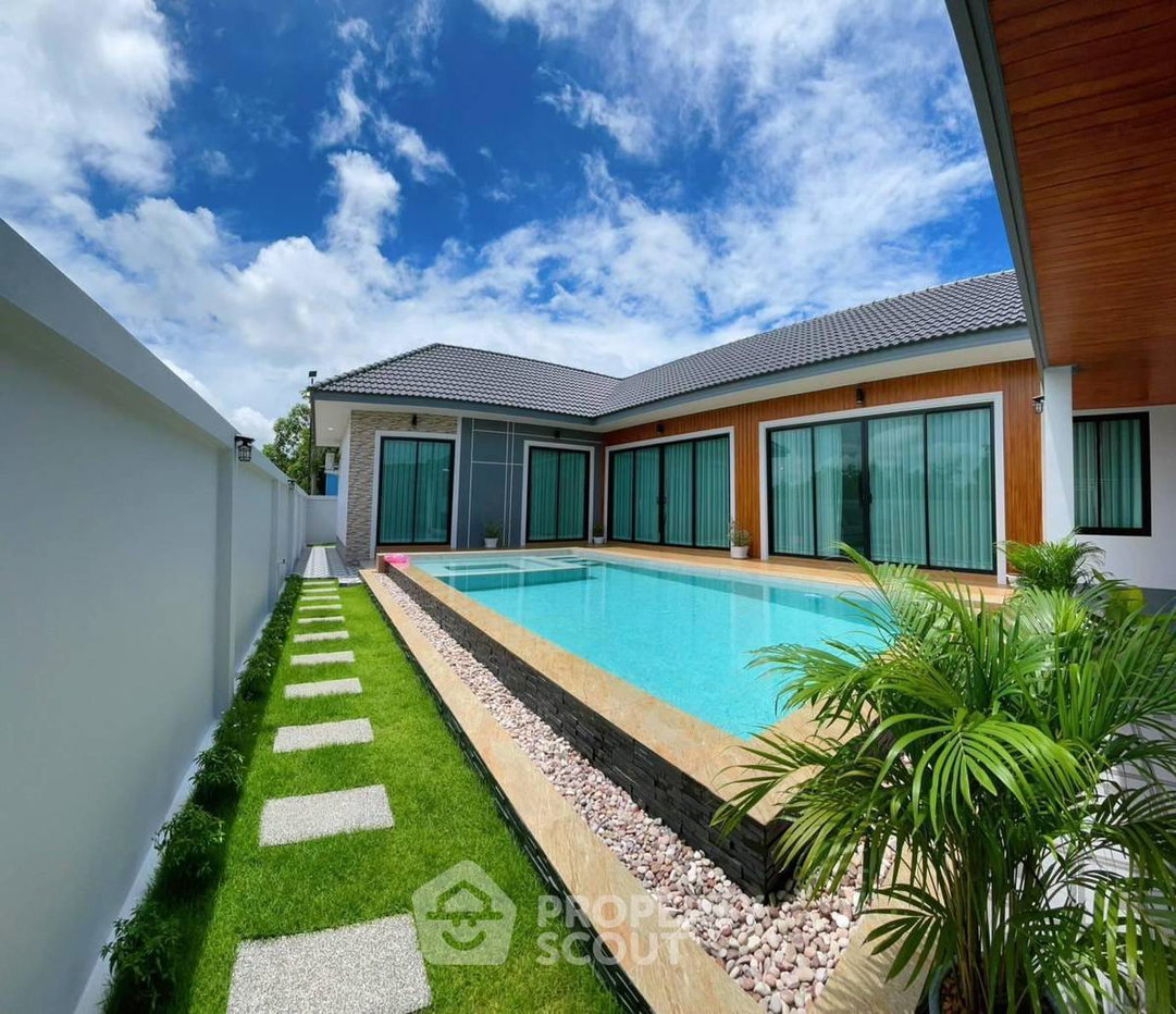 รูป วิลล่า 3 ห้องนอน สำหรับขาย ใน บางเสร่ สัตหีบ (91 ตร.ม.) (ID 2416290) - รูปที่ 4/11