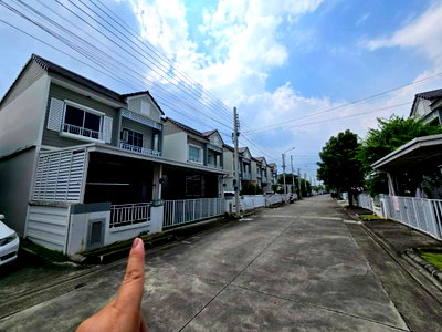 บ้านแฝด สนามบินสุวรรณภูมิ : ขายบ้านแฝด  โครงการ เดอะวิลเลจ บางนา-วงแหวน 3  กม 10 หลังมุม 