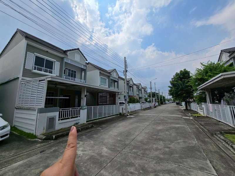 ขายบ้านแฝด : ขายบ้านแฝด  โครงการ เดอะวิลเลจ บางนา-วงแหวน 3  กม 10 หลังมุม 