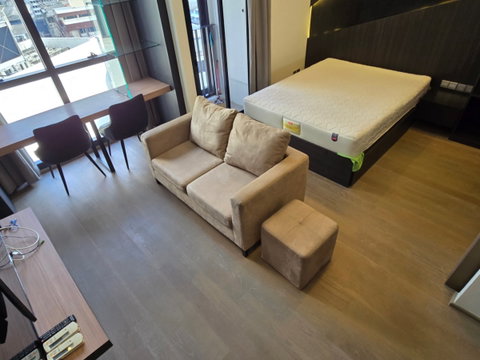Ashton Chula Silom【𝐑𝐄𝐍𝐓】🔥แต่งห้องโทนเข้มเท่ เฟอร์หนังดำ–หินอ่อน–กระจกสะท้อนแสง สไตล์ลักซ์ชัวรีโมเดิร์น🔥 ติดต่อไลน์ไอดี: @hacondo