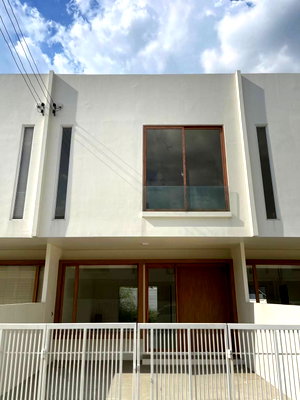 ขายทาวน์โฮม : ทาวน์โฮมหรู 2 ชั้น style minimal!! โครงการ Nora Bangna ขนาด​ 30.6 ตร.วา พท.ใช้สอย 116 ตร.ม​, ขึ้นทางด่วนกาญจนาพิเษกแค่10นาที