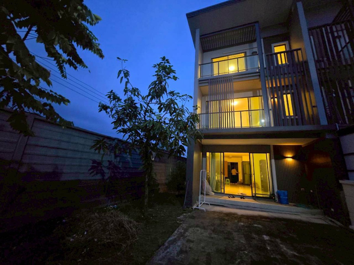 รูป ขายทาวน์โฮม 3 ชั้น โครงการ ทาวน์ อเวนิว เมิร์จ รัตนาธิเบศร์ หลังมุม สภาพเหมือนมือหนึ่ง  - รูปที่ 4/12