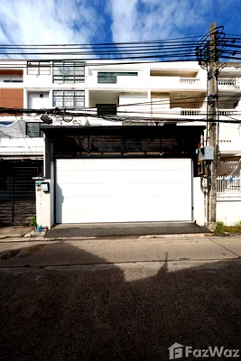 Townhouses for sale Pracharat Bamphen Road : 4 Bedroom Townhouse for sale in Huai Khwang, Bangkok  5859342