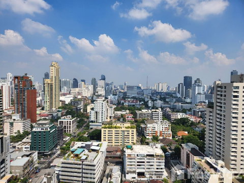 Beautiful 2 bed 2 bath unit with stunning view! Top floor 1851932
