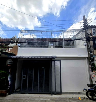 Townhouses for sale Pracharat Bamphen Road : 🌠 Renovated House near MRT Huai Khwang – Prime Location with High Market Demand