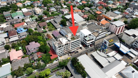 Sell office building commercial district at Sutthisan Vinitchai Ratchada Road. Area 104 sq.w. Usable area 1,600 sq.m. 5 floors 1 Elevator 