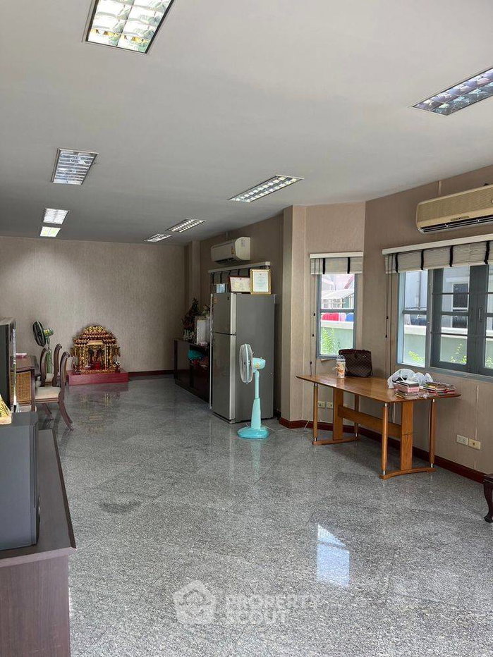 รูป บ้านเดี่ยว 4 ห้องนอน ขาย หมู่บ้านสินทวี พร้อมรับสัตว์เลี้ยง (ชอมทอง) (ID 2426856) - รูปที่ 5/10