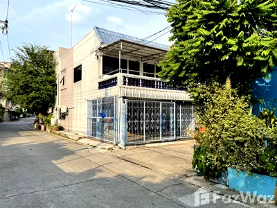 Townhouses for sale Pracharat Bamphen Road : Huai Khwang Haven: 5 Bed, 2 Bath Townhouse for Rent or Sale! 625270