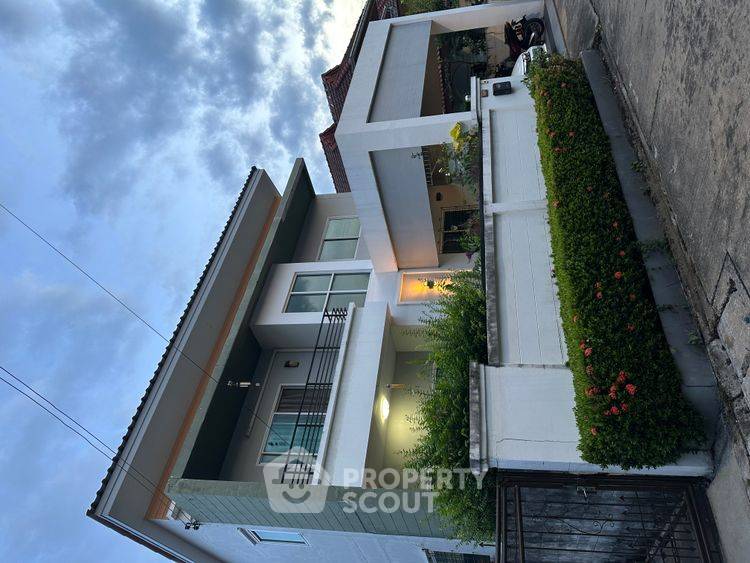 picture Pet-Friendly 3-BR House For Sale Near Don Mueang, Bangkok (ID 2426271) - 1/19