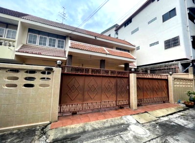 Houses for rent Charan Sanitwong 2 : Quiet house, good location, walking distance to Tha Phra MRT station. House for rent in Soi Charansanitwong 1.