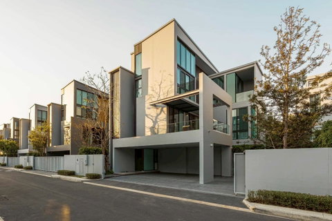 LB020 For Sale: VIVE Krungthep Kreetha A fully furnished luxury residence Elegant design, complete privacy, and move-in ready.