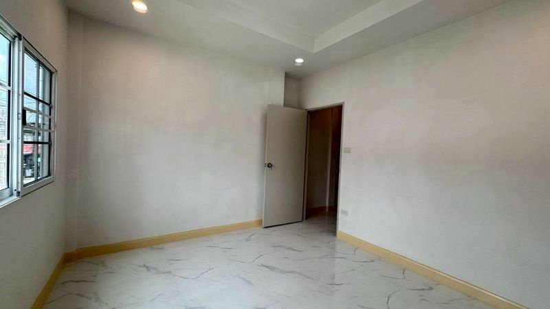 รูป ขายทาวน์เฮ้าส์รีโนเวทใหม่ทั้งหลัง หมู่บ้านฉัตรณรงค์วิลล่า 3 ทำเลทองใกล้ BTS คูคต เพียง 100 เมตรจากถนนลำลูกกา ราคาเพียง 1,890,000 บาท - รูปที่ 18/18