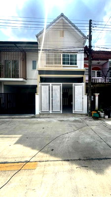 ทาวน์โฮม ลำลูกกา ปทุมธานี : ขายทาวน์เฮ้าส์รีโนเวทใหม่ทั้งหลัง หมู่บ้านฉัตรณรงค์วิลล่า 3 ทำเลทองใกล้ BTS คูคต เพียง 100 เมตรจากถนนลำลูกกา ราคาเพียง 1,890,000 บาท