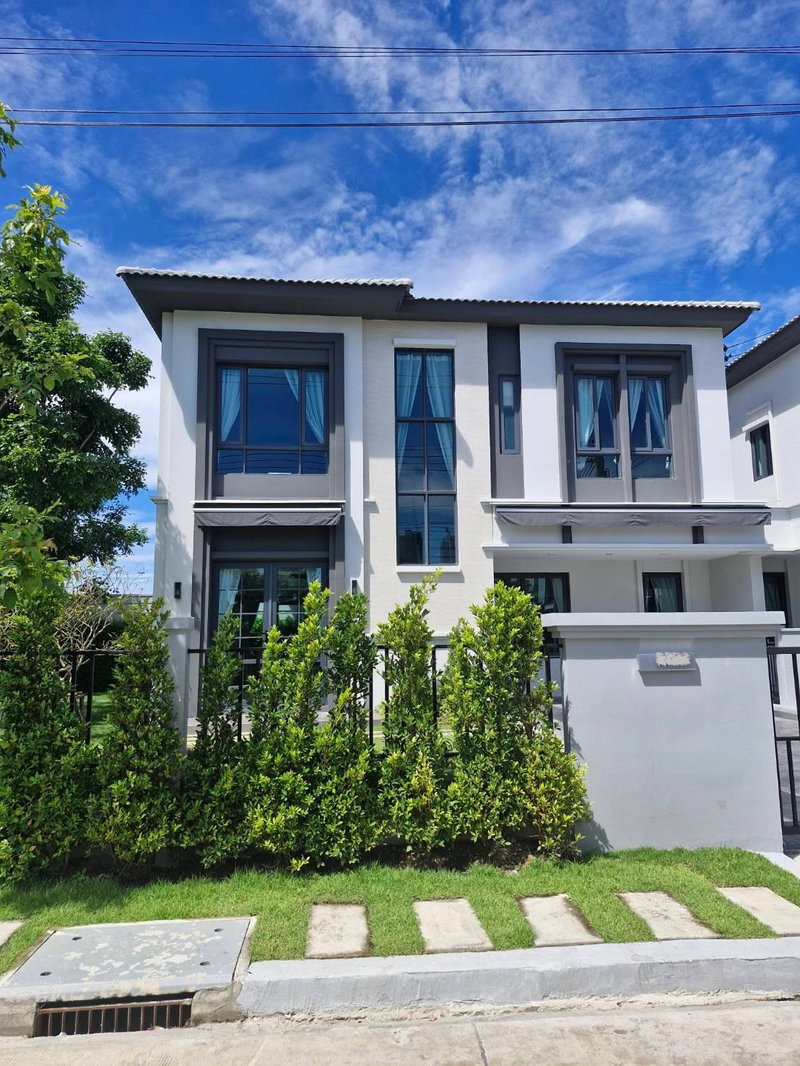 Houses for rent : 📣🌈🏡 House for rent Grand Pleno Sukhumvit-Bangna, near Mega Bangna. Fully furnished 🐶Pets allowed. There's a large lawn for running around.