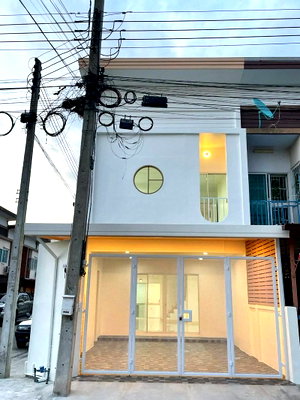 ขายทาวน์โฮม : ขายทาวน์โฮม 2 ชั้น รีโนเวทใหม่ ติดถนนเมนหลังมุม หมู่บ้าน KC Cluster นิมิตใหม่ ลำลูกกา ทำเลดี ใกล้ทางด่วนและแหล่งชุมชน ราคาเพียง 1.89 ล้านบาท (ฟรีโอน)