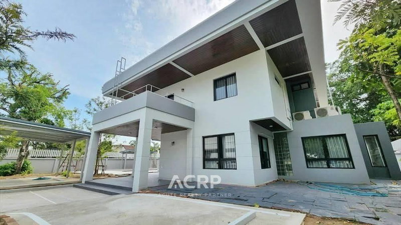 Houses for rent : This spacious home has been completely renovated by the owner and features a private swimming pool. Located on Bangna-Trad Road.