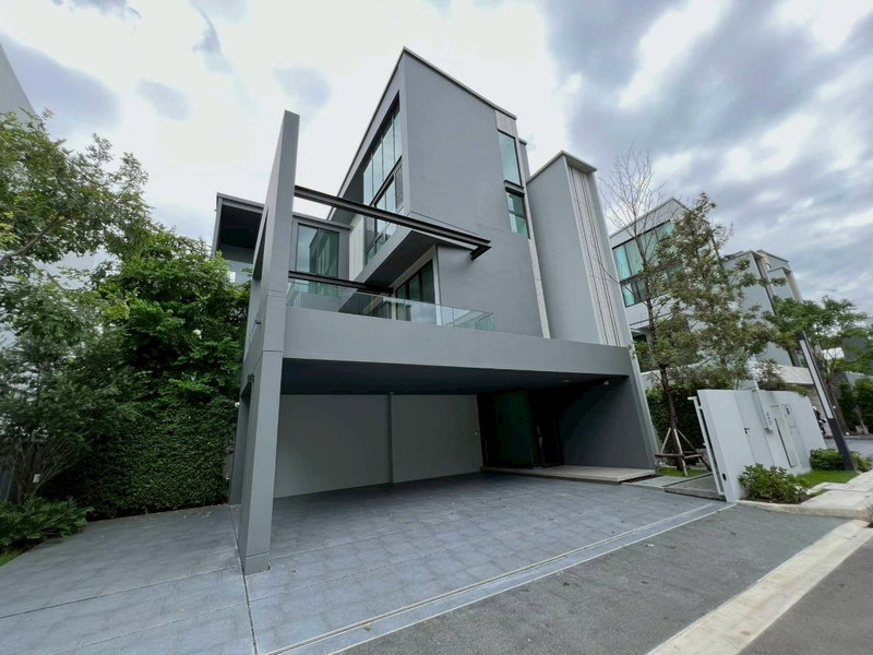 Houses for rent : LB032 For Rent – 3-Storey Luxury Home at Vive Krungthep Kreetha A spacious modern residence with a private elevator.