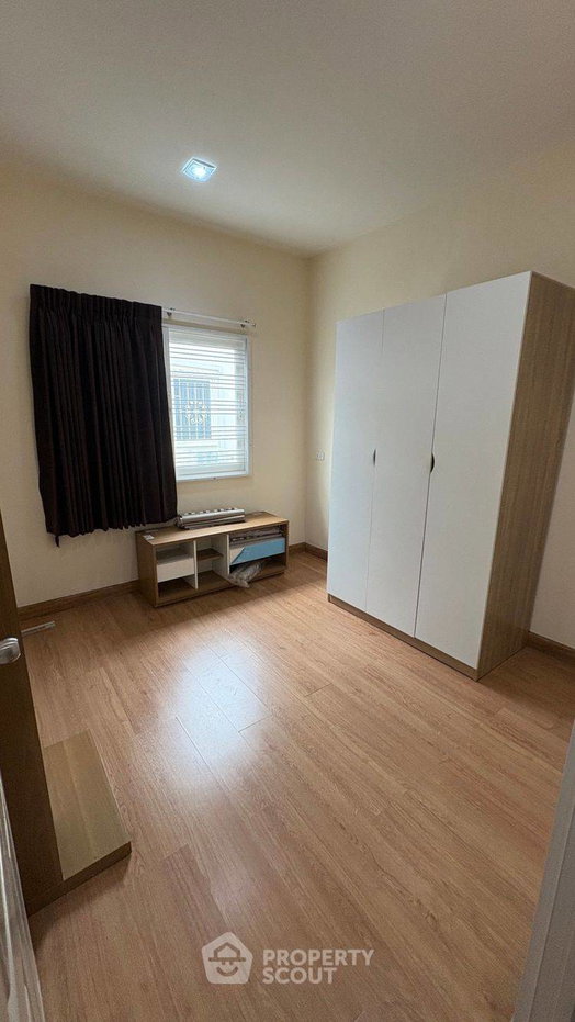 picture Pet-Friendly 4-BR Townhouse, Golden Town Ngamwongwan, near MRT Yaek Tiwanon (ID 2430992) - 7/14