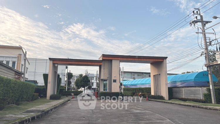 picture Pet-Friendly 4-BR Townhouse, Golden Town Ngamwongwan, near MRT Yaek Tiwanon (ID 2430992) - 11/14