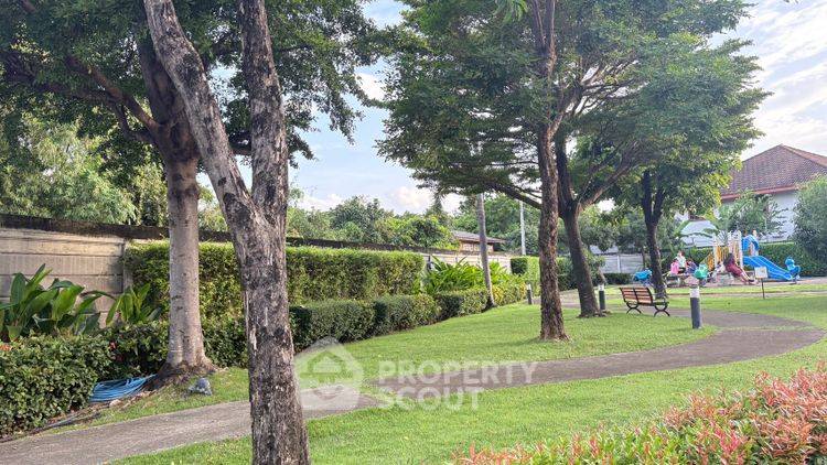 picture Pet-Friendly 4-BR Townhouse, Golden Town Ngamwongwan, near MRT Yaek Tiwanon (ID 2430992) - 12/14