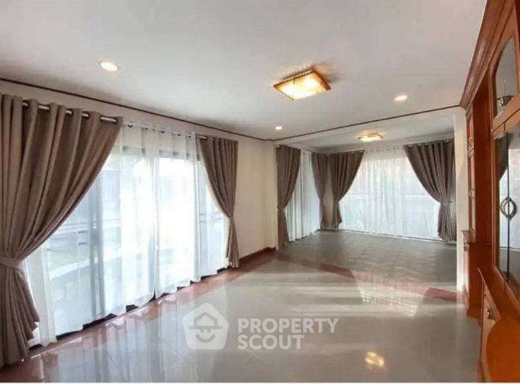 รูป บ้านเดี่ยว 4 ห้องนอน บ้านสามมุขธานี แสนสุข เมืองชลบุรี พื้นที่ 200 ตร.ม. (ID 2426277) - รูปที่ 2/11