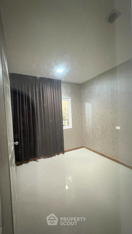 picture Pet-Friendly 4-BR Townhouse, Golden Town Ngamwongwan, near MRT Yaek Tiwanon (ID 2430992) - 2/14