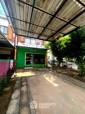 Houses for sale Suwannaphum International Airport : Pet-Friendly 2-BR House For Sale, The Enter Village, Dokmai (ID 2430935)