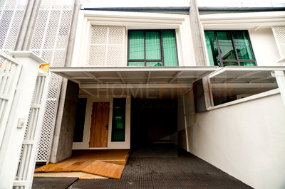 เช่าทาวน์โฮม เจ อเวนิว ทองหล่อ : House in Phrom Phong 3 bedrooms, for rent