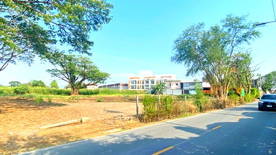 Land for rent Denla British School : MRT BangRakNoiThaIt 2.4km. Land for rent filled in 2rai 2ngan 75sq.wa. Suitable for warehouse office