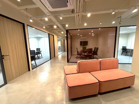 MRT Hua Lamphong serviced office in the heart of Bangkok’s business district, with co-working, meeting rooms, and fully equipped private offices.