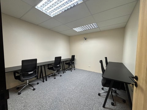 MRT Hua Lamphong serviced office in the heart of Bangkok’s business district, with co-working, meeting rooms, and fully equipped private offices.