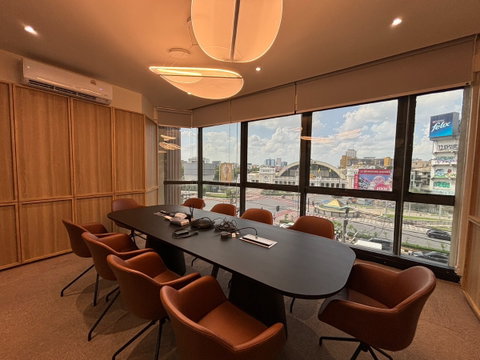 MRT Hua Lamphong serviced office in the heart of Bangkok’s business district, with co-working, meeting rooms, and fully equipped private offices.