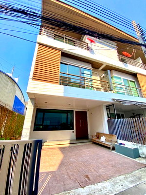 ทาวน์โฮม เขตบึงกุ่ม : ขายทาวน์โฮมหรู 3 ชั้น (หลังริม) โพธิ์แก้วเพลส ลาดพร้าว 101 – นวมินทร์ | หลังใหญ่ 32 ตร.วา | ทำเลปากซอย เดินทางสะดวก เหมาะทั้งอยู่อาศัยและทำโฮมออฟฟิศ