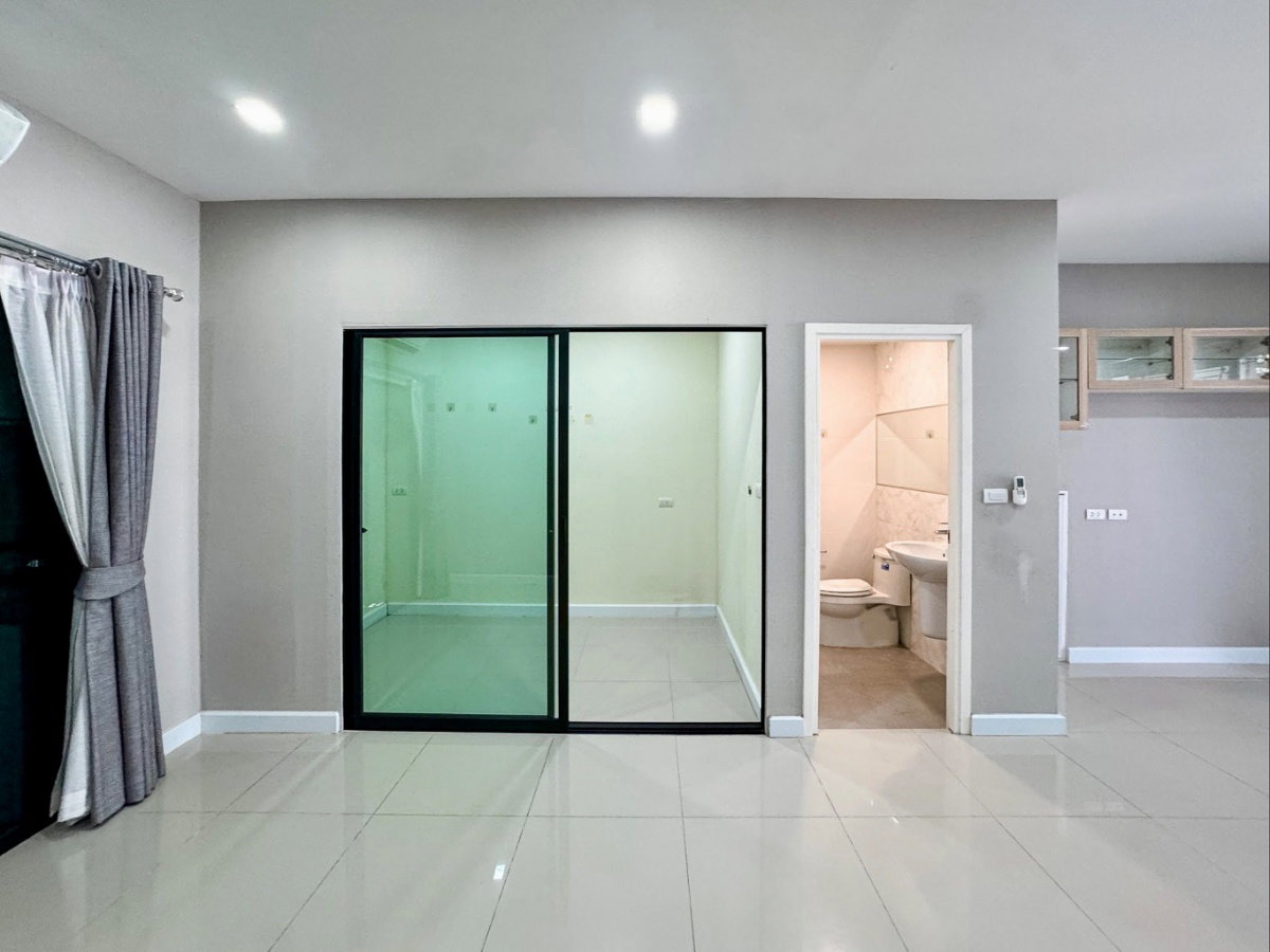 รูป ขายด่วน ทาวน์โฮม 3 ชั้น สไตล์ Modern ต่อเติมเต็มพื้นที่ เหมือนบ้านมือหนึ่ง | ฟังก์ชันใหญ่ 4 ห้องนอน ทำเลทอง ใกล้ทางด่วน - รูปที่ 8/28
