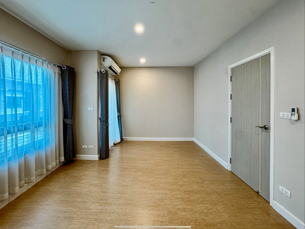 รูป ขายด่วน ทาวน์โฮม 3 ชั้น สไตล์ Modern ต่อเติมเต็มพื้นที่ เหมือนบ้านมือหนึ่ง | ฟังก์ชันใหญ่ 4 ห้องนอน ทำเลทอง ใกล้ทางด่วน - รูปที่ 25/28