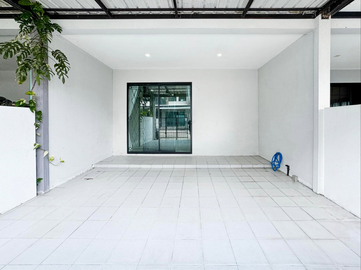 รูป ขายด่วน ทาวน์โฮม 3 ชั้น สไตล์ Modern ต่อเติมเต็มพื้นที่ เหมือนบ้านมือหนึ่ง | ฟังก์ชันใหญ่ 4 ห้องนอน ทำเลทอง ใกล้ทางด่วน - รูปที่ 3/28