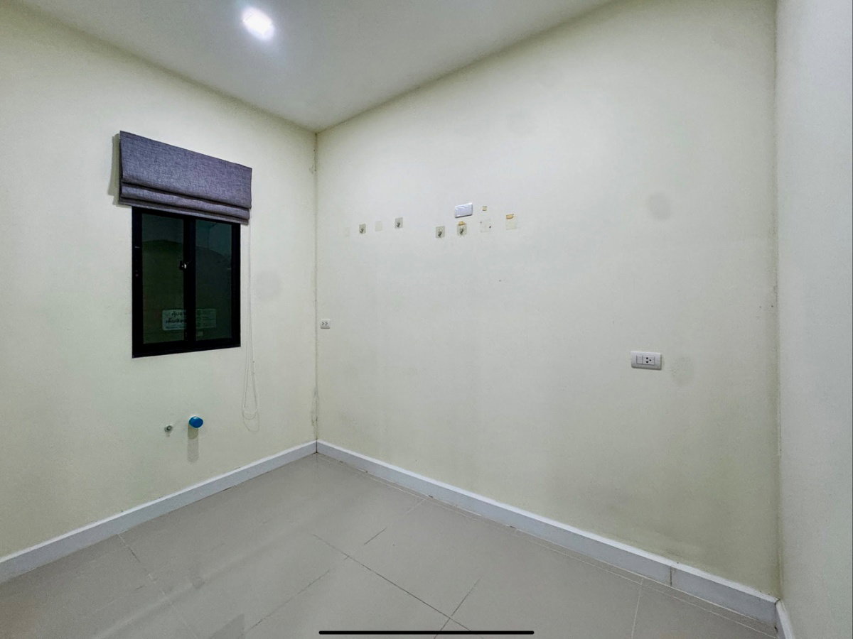 รูป ขายด่วน ทาวน์โฮม 3 ชั้น สไตล์ Modern ต่อเติมเต็มพื้นที่ เหมือนบ้านมือหนึ่ง | ฟังก์ชันใหญ่ 4 ห้องนอน ทำเลทอง ใกล้ทางด่วน - รูปที่ 7/28