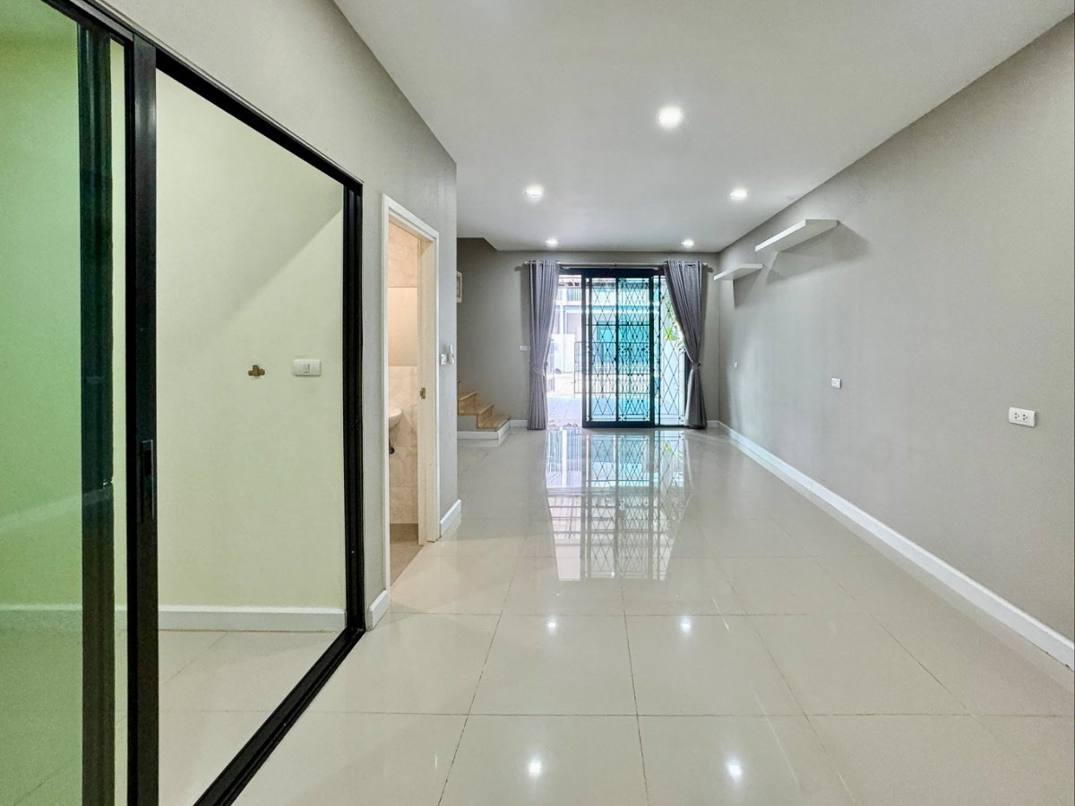 รูป ขายด่วน ทาวน์โฮม 3 ชั้น สไตล์ Modern ต่อเติมเต็มพื้นที่ เหมือนบ้านมือหนึ่ง | ฟังก์ชันใหญ่ 4 ห้องนอน ทำเลทอง ใกล้ทางด่วน - รูปที่ 5/28