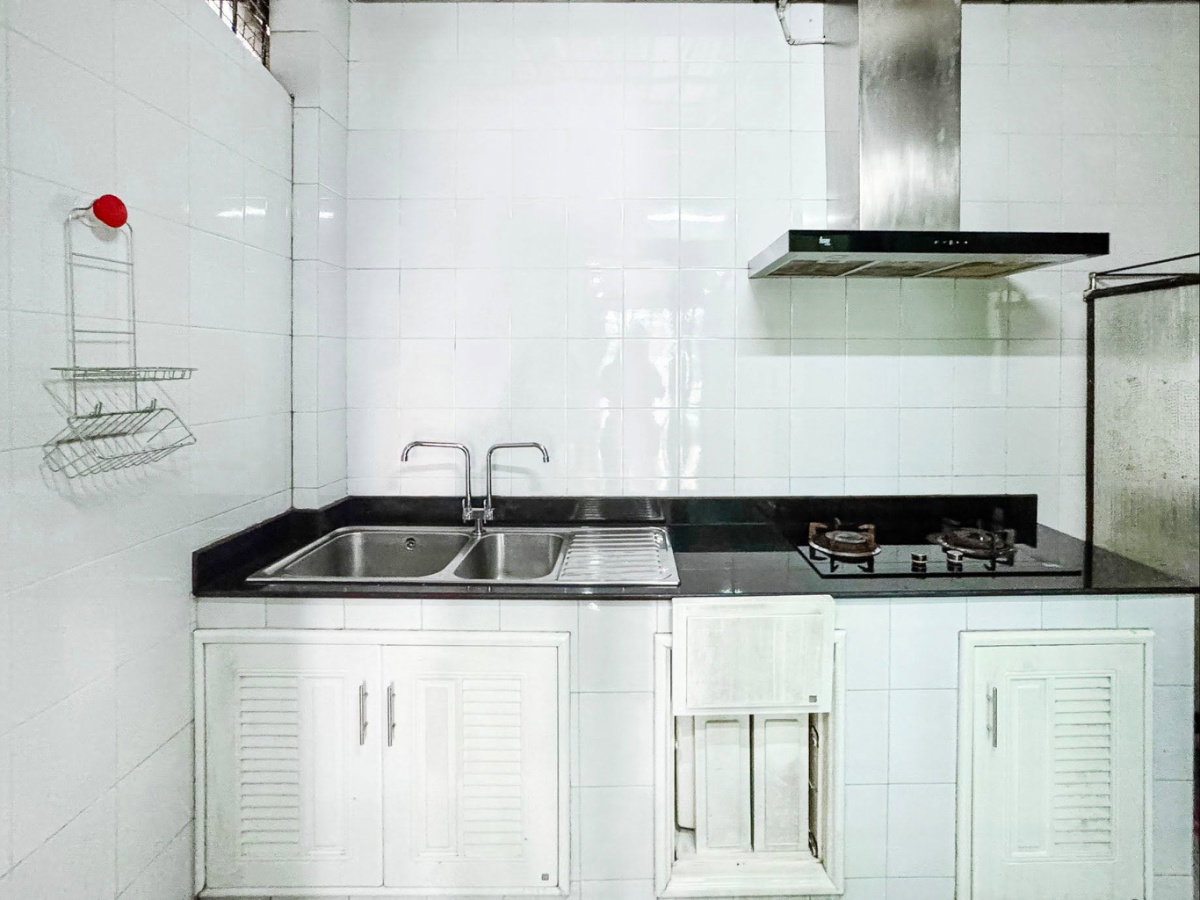 รูป ขายด่วน ทาวน์โฮม 3 ชั้น สไตล์ Modern ต่อเติมเต็มพื้นที่ เหมือนบ้านมือหนึ่ง | ฟังก์ชันใหญ่ 4 ห้องนอน ทำเลทอง ใกล้ทางด่วน - รูปที่ 12/28