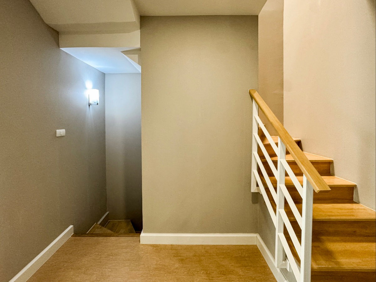 รูป ขายด่วน ทาวน์โฮม 3 ชั้น สไตล์ Modern ต่อเติมเต็มพื้นที่ เหมือนบ้านมือหนึ่ง | ฟังก์ชันใหญ่ 4 ห้องนอน ทำเลทอง ใกล้ทางด่วน - รูปที่ 13/28