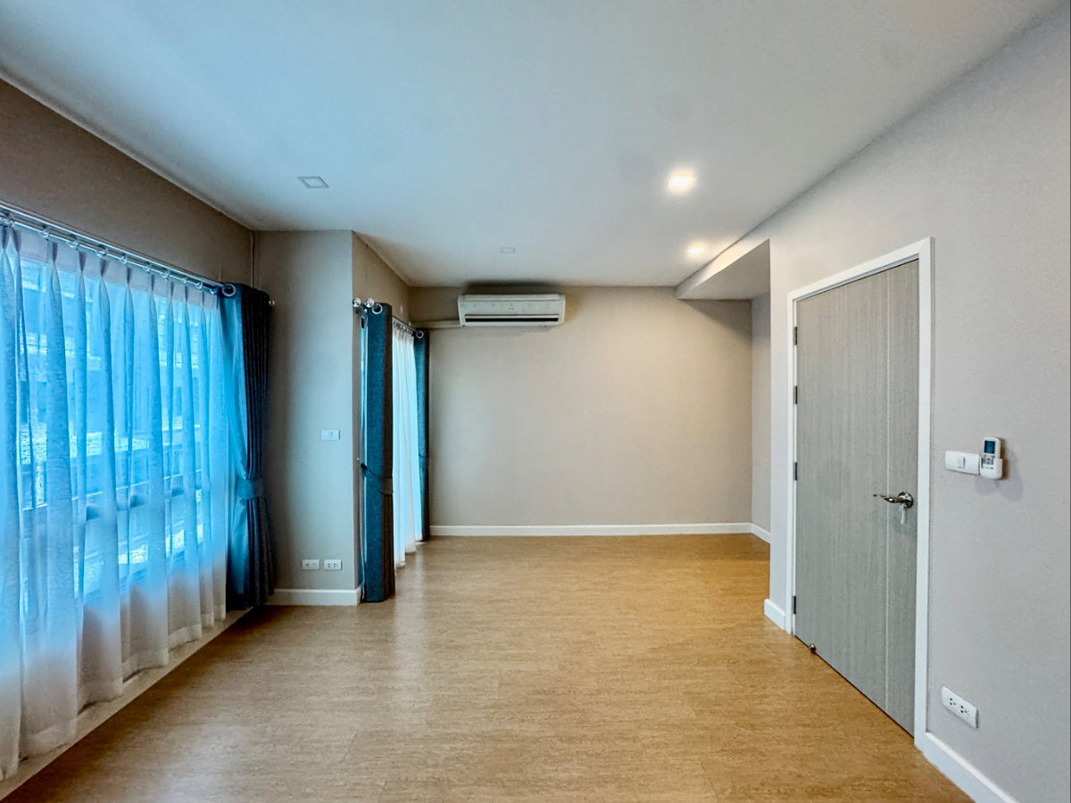 รูป ขายด่วน ทาวน์โฮม 3 ชั้น สไตล์ Modern ต่อเติมเต็มพื้นที่ เหมือนบ้านมือหนึ่ง | ฟังก์ชันใหญ่ 4 ห้องนอน ทำเลทอง ใกล้ทางด่วน - รูปที่ 18/28