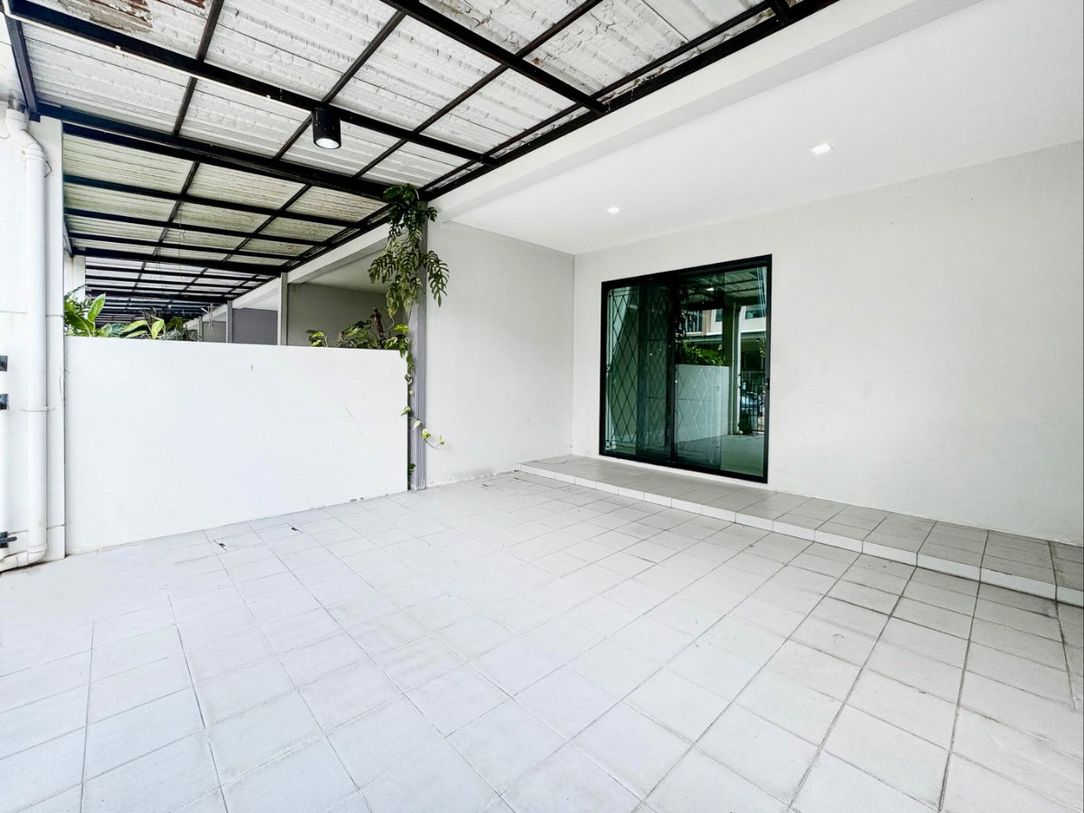รูป ขายด่วน ทาวน์โฮม 3 ชั้น สไตล์ Modern ต่อเติมเต็มพื้นที่ เหมือนบ้านมือหนึ่ง | ฟังก์ชันใหญ่ 4 ห้องนอน ทำเลทอง ใกล้ทางด่วน - รูปที่ 2/28
