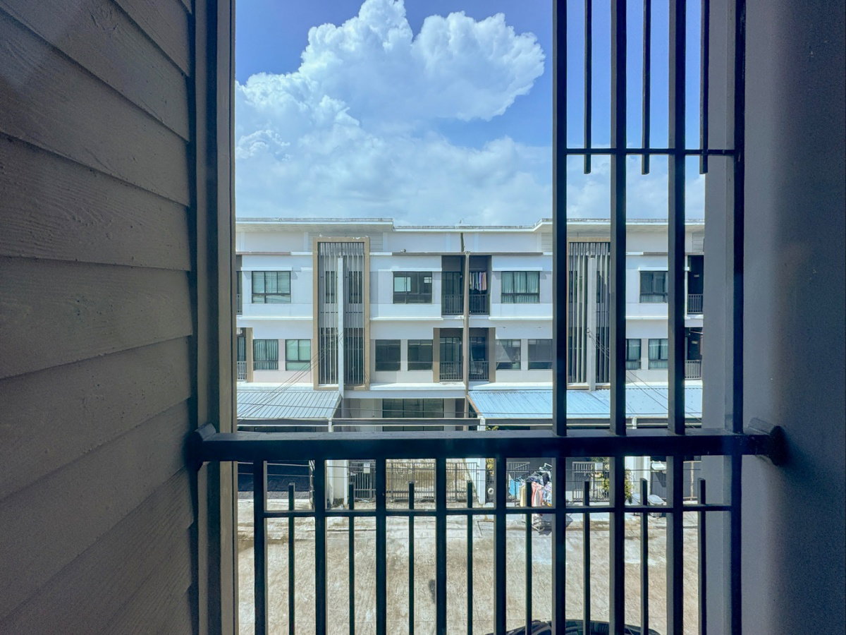 รูป ขายด่วน ทาวน์โฮม 3 ชั้น สไตล์ Modern ต่อเติมเต็มพื้นที่ เหมือนบ้านมือหนึ่ง | ฟังก์ชันใหญ่ 4 ห้องนอน ทำเลทอง ใกล้ทางด่วน - รูปที่ 28/28
