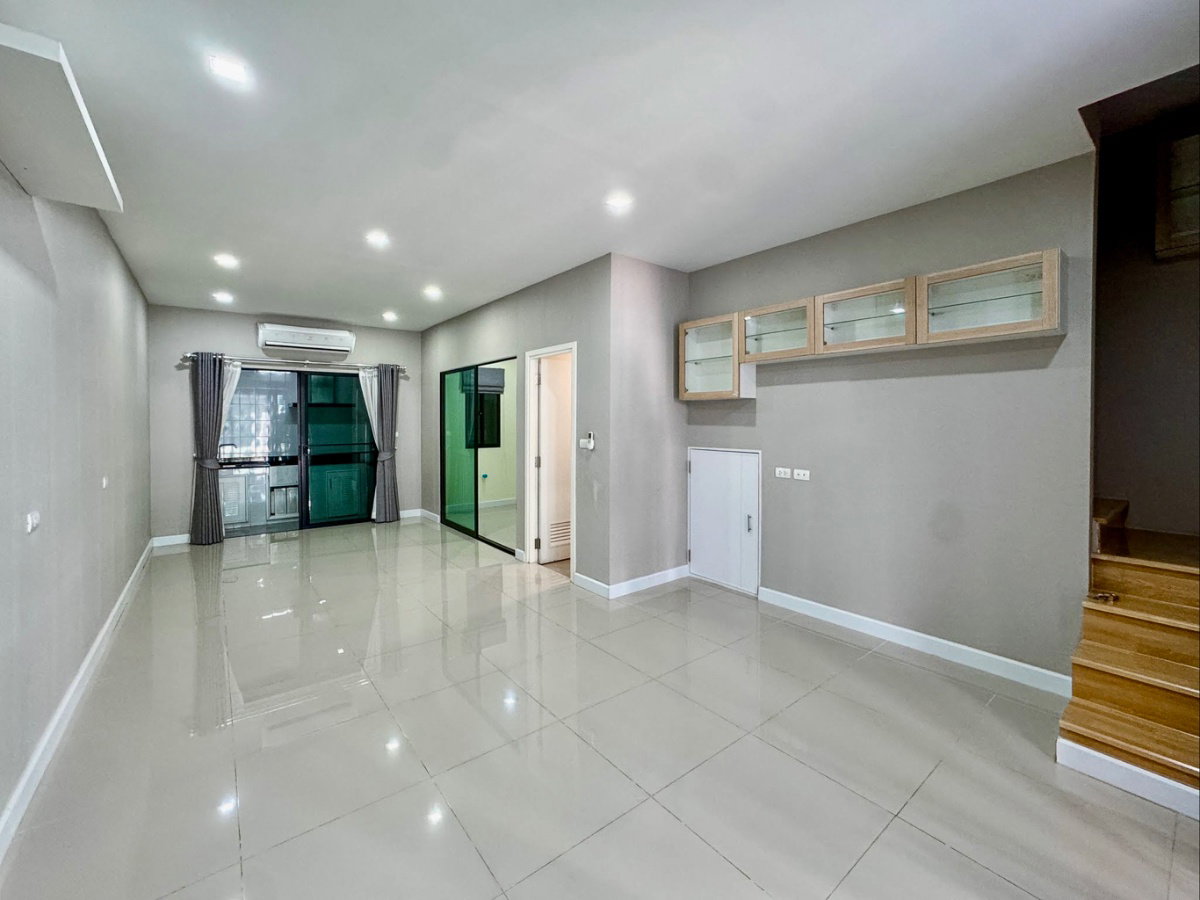 รูป ขายด่วน ทาวน์โฮม 3 ชั้น สไตล์ Modern ต่อเติมเต็มพื้นที่ เหมือนบ้านมือหนึ่ง | ฟังก์ชันใหญ่ 4 ห้องนอน ทำเลทอง ใกล้ทางด่วน - รูปที่ 10/28