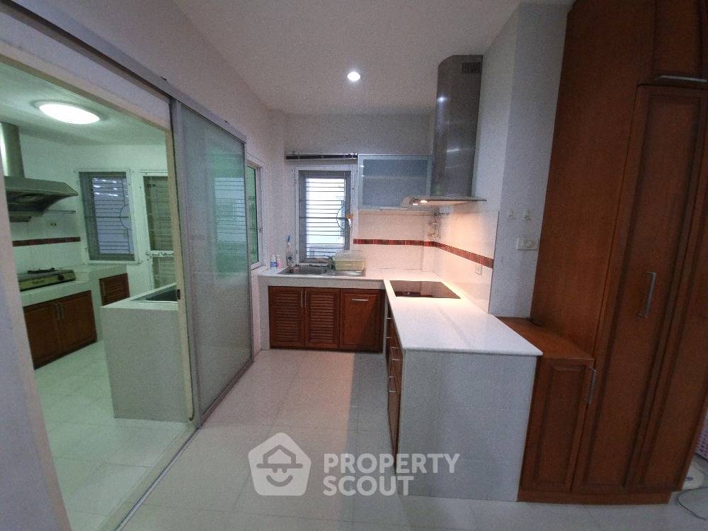 รูป บ้าน 4 ห้องนอน พื้นที่ 325 ตร.ม. ขาย ใน สะพารศุกร์ ศรีราชา ชลบุรี (ID 1442529) - รูปที่ 9/28