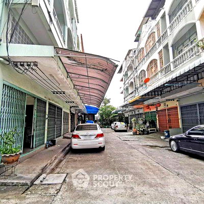 Townhouses for sale ถนนอิสรภาพ : Pet-Friendly 3-BR Townhouse 870 Sqm Ban Chang Lo Near MRT Fai Chai (ID 2031755)