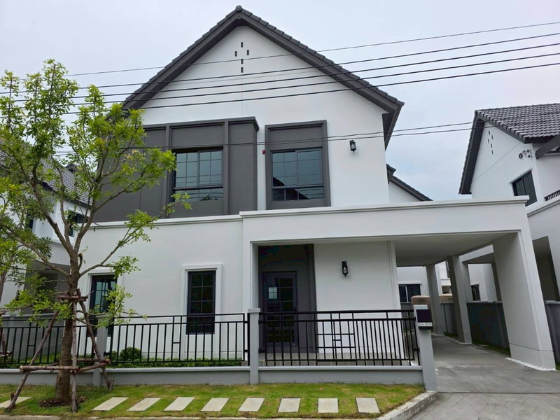 Houses for sale : LB086 Single house at Centro Bangna, located right next to Mega Bangna.