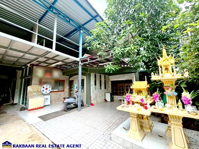 ขายโรงงาน : ขายบ้าน พร้อมโกดังเก็บสินค้า ตกแต่งไว้ดีใช้งานได้ทันที 137 ตร.ว. ทำเล ซอยจุลินท์จัดสรร 4 บางบัวทอง นนทบุรี