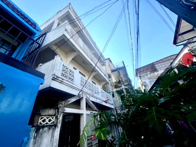 Apartment building for sale ถนนอิสรภาพ : For sale: 3-storey dormitory with 8 rooms in Soi Charan 33, near MRT Fai Chai. Great price, ideal for long-term investment!