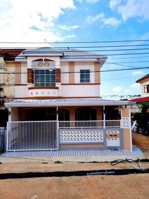 ขายทาวน์โฮม : ขายบ้าน ปิยวรารมย์ 1 ถนนบางกรวย–ไทรน้อย ทาวน์เฮาส์ 2 ชั้น หลังมุม ตกแต่งใหม่พร้อมอยู่ หลังบ้านไม่ติดใคร ราคาขายเพียง 2,890,000 บาท ฟรีโอน 